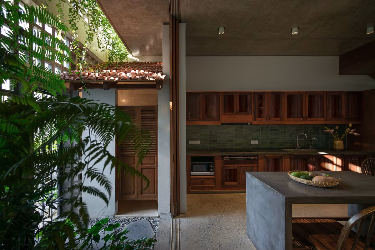 Nhà bếp vừa hiện đại, vừa kết hợp những yếu tố đặc trưng của kiến trúc nông thôn khi xuất hiện mái hiên lợp ngói.