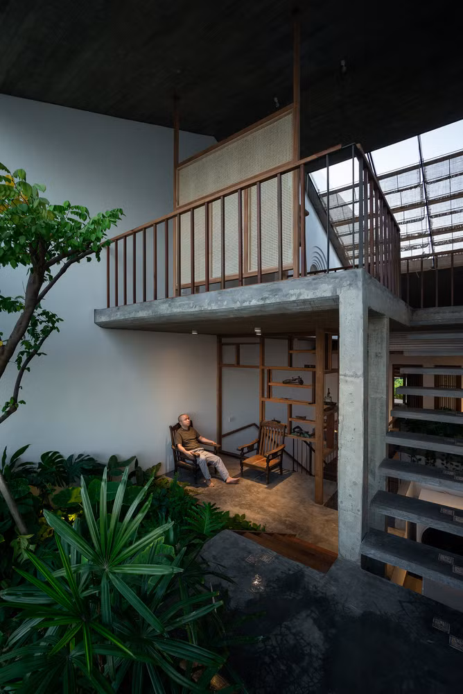 Quyết định này không chỉ mang đến sự thoải mái, hoài cổ mà còn tiết kiệm tối đa chi phí, khi chính gia chủ tham gia vào quá trình chế biến gỗ cho công trình.