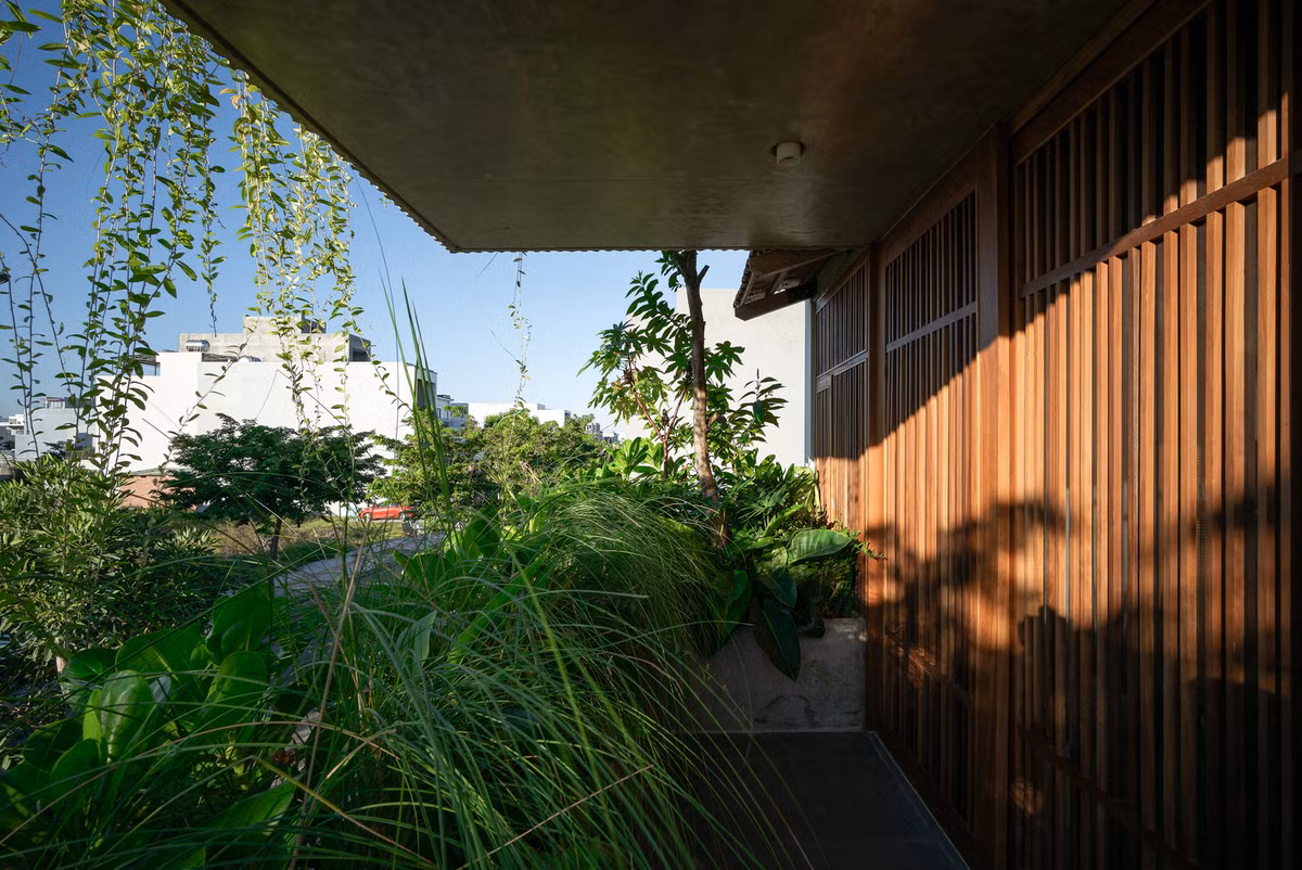 Không muốn phá vỡ cảnh quan, lối sống, phong tục tập quán quen thuộc khi chuyển sang môi trường đô thị, kiến trúc sư pha trộn các yếu tố hiện đại và truyền thống.