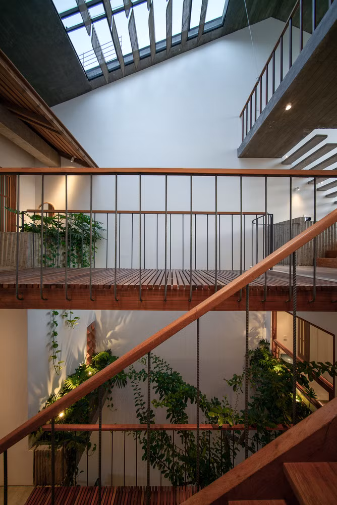 Gỗ được tận dụng từ các công trình cũ, sau đó được tái sử dụng để hoàn thiện kết cấu mái, cầu thang và nội thất trong dự án.