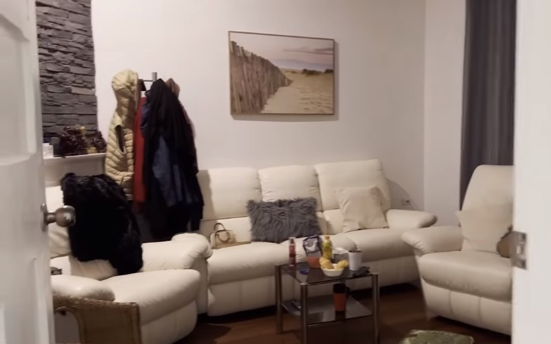 Diện tích bên trong nhà không quá rộng nhưng đầy đủ tiện nghi.