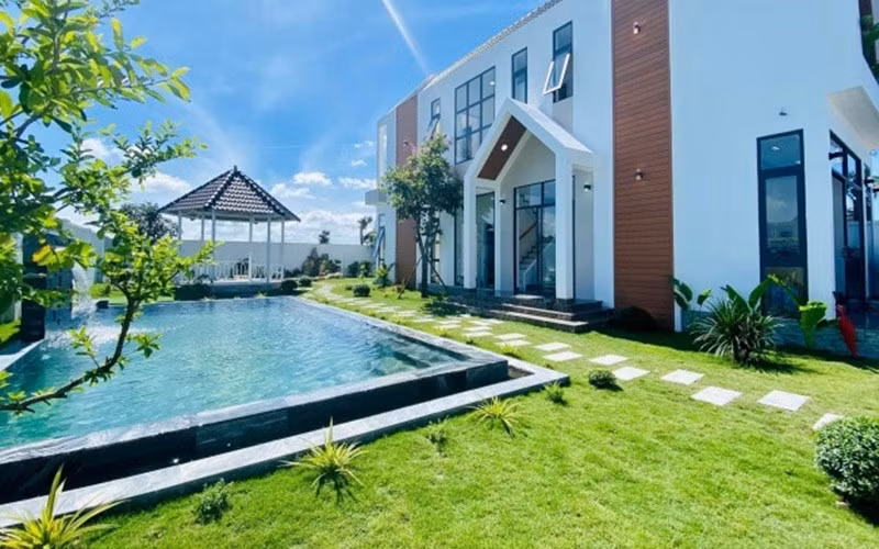 Căn nhà nằm ở vùng biển của Bà Rịa - Vũng Tàu có tổng diện tích 600 m2, được nữ nghệ sĩ tậu năm ngoái.