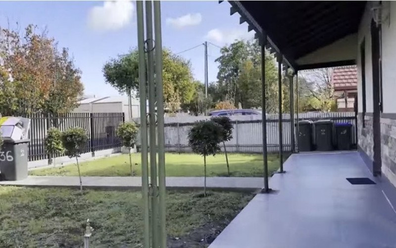 Sân vườn rộng đủ chỗ đậu vài chiếc ô tô.