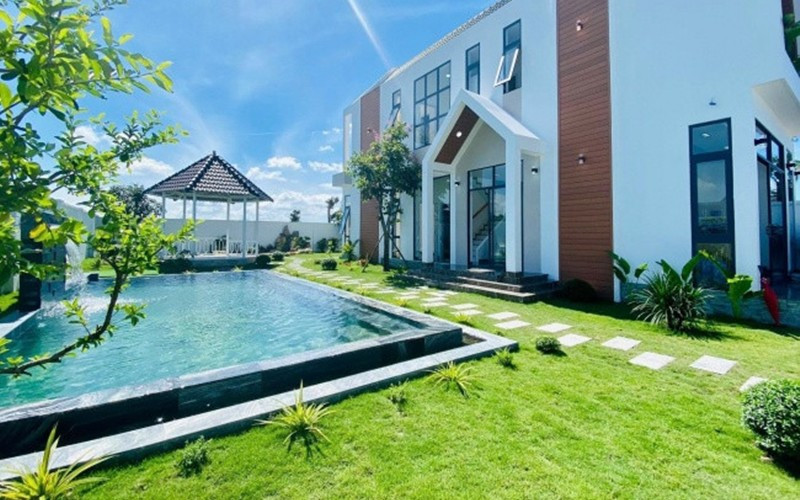 Căn nhà nằm ở vùng biển của Bà Rịa - Vũng Tàu có tổng diện tích 600 m2, được nữ nghệ sĩ tậu năm ngoái.