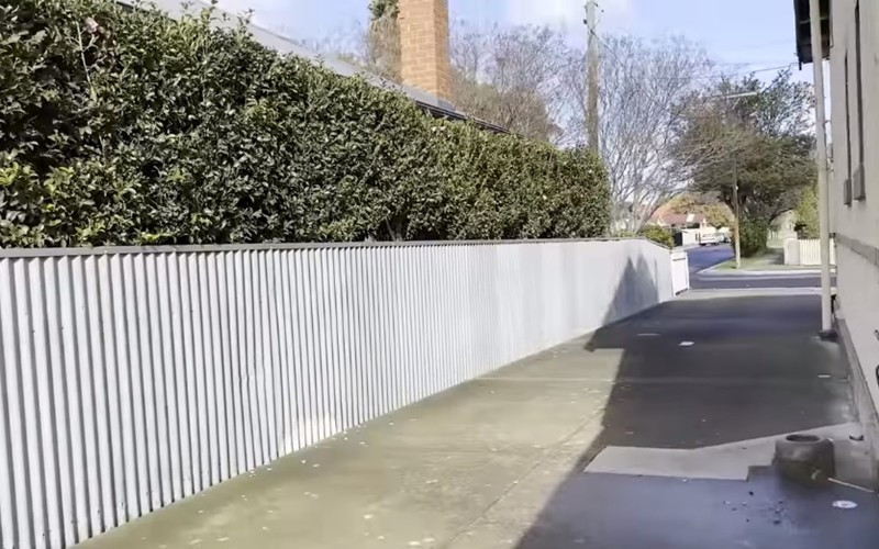 Không gian phía sau nhà cũng rất rộng.