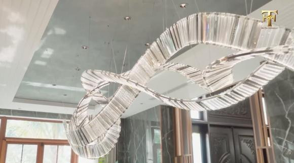 Đáng chú ý nhất là hệ thống đèn pha lê "độc nhất vô nhị", được đặt thiết kế riêng.