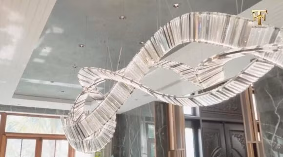 Đáng chú ý nhất là hệ thống đèn pha lê "độc nhất vô nhị", được đặt thiết kế riêng.