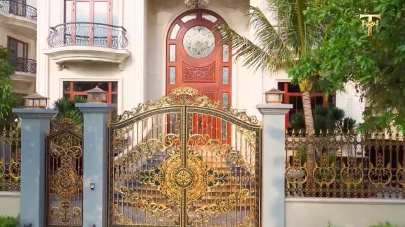 Cổng vào biệt thự bề thế với nhiều họa tiết cầu kỳ.