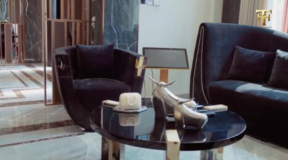 Không chỉ có vị trí đắc địa, toàn bộ nội thất trong biệt thự từ đèn pha lê, ghế, giường, bàn ăn... đều được Hoài Phương lên ý tưởng và đặt thi công riêng.