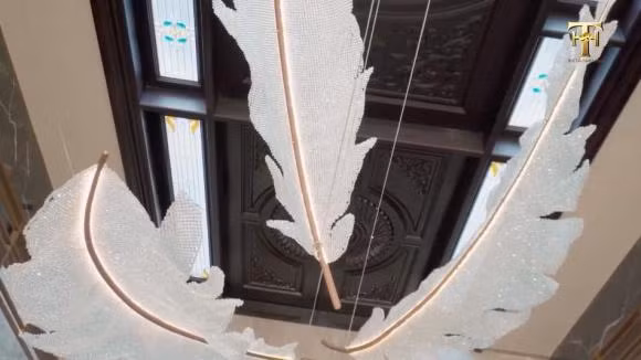 Chồng danh hài Việt Hương ưu tiên dùng những hoạ tiết như: lông vũ, nốt nhạc, phím đàn piano... để trang trí khắp nhà.