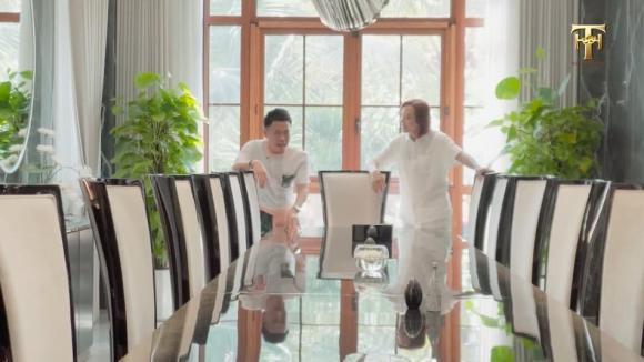 Bàn ăn sang trọng, đủ chỗ cho nhiều người.