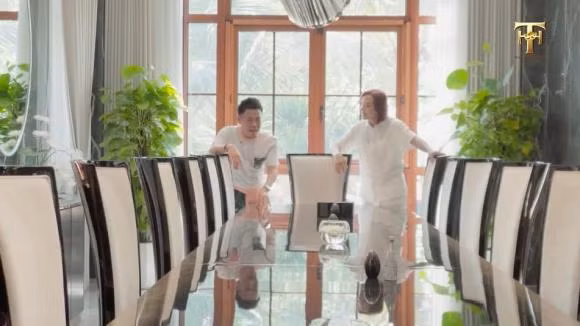 Bàn ăn sang trọng, đủ chỗ cho nhiều người.