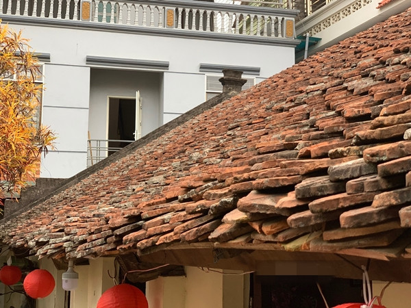 Mái ngói bằng đất nung có tuổi đời hàng trăm năm gắn liền với ký ức nhiều thế hệ ở miền quê Việt. Ảnh: Dân Việt