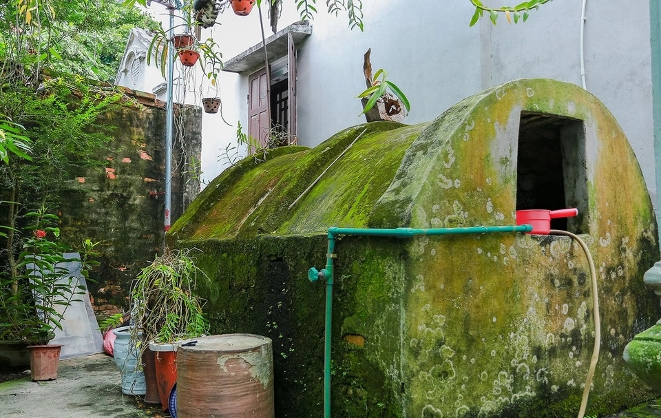 Giếng ăn và bể nước rêu phong trước khoảng sân nhà. Ảnh; Dân trí