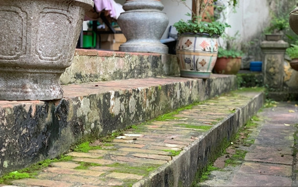 Bậc thềm hoen ố, rêu phong tạo ký ức khó quên. Ảnh: Dân Việt