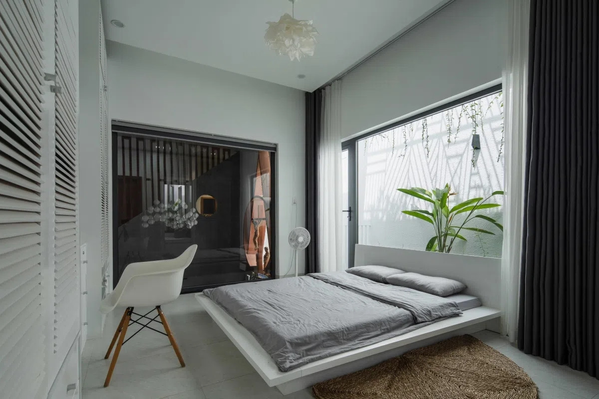 Phòng ngủ và phòng sinh hoạt chung được thiết kế với các khoảng thông tầng và sân nhỏ. Qua đó, gia chủ có thể ngắm bầu trời thư giãn và đón gió tự nhiên mỗi ngày. Ảnh: Quang Trần