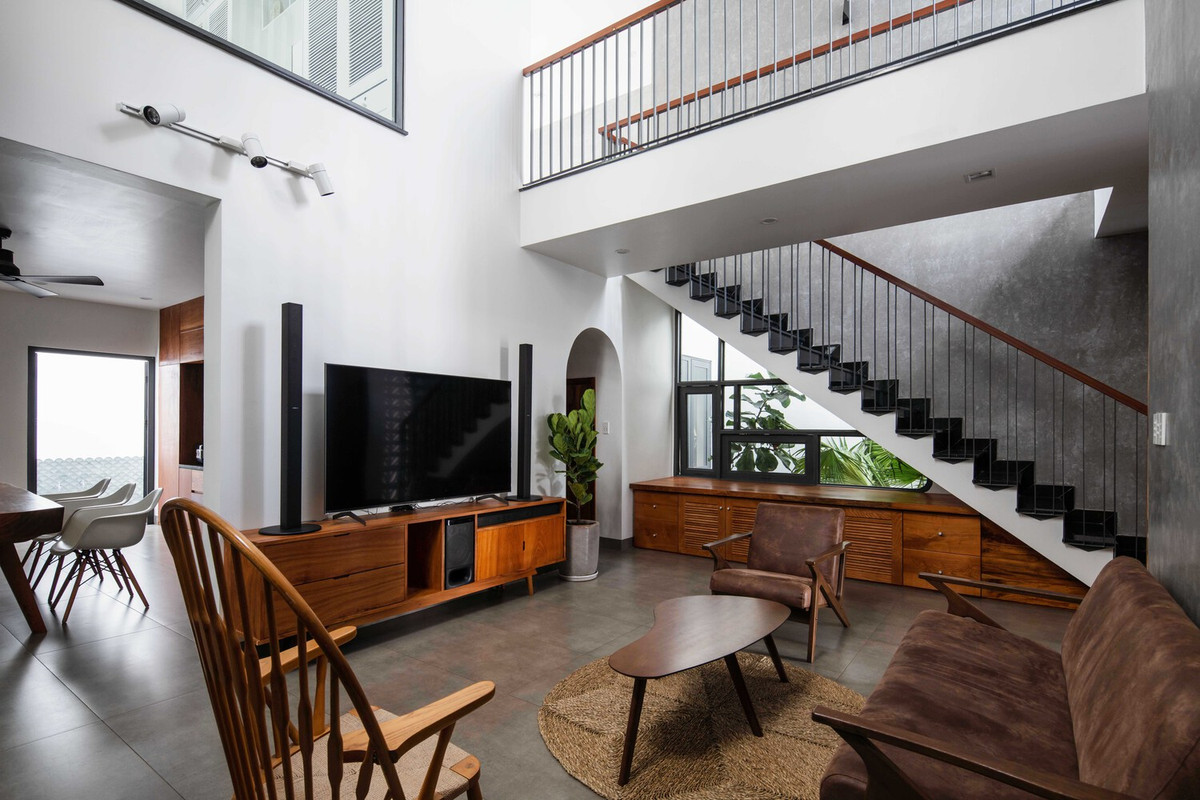 Tầng trệt là không gian sinh hoạt chính của gia đình gồm phòng khách, phòng ngủ, bếp và phòng ăn. Ảnh: Quang Trần