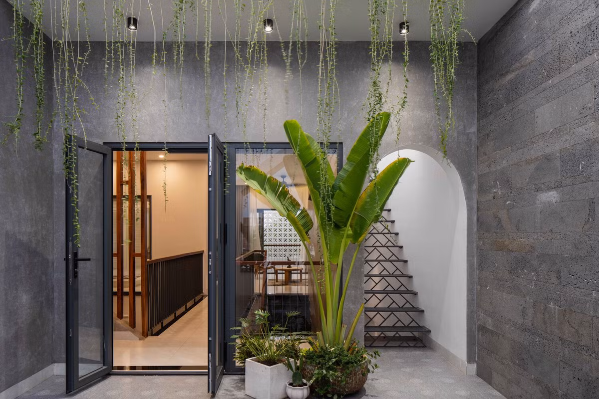 Gia chủ là người yêu thiên nhiên nên mong muốn không gian sống nhiều ánh sáng, gió và cây xanh. Ảnh: Quang Trần