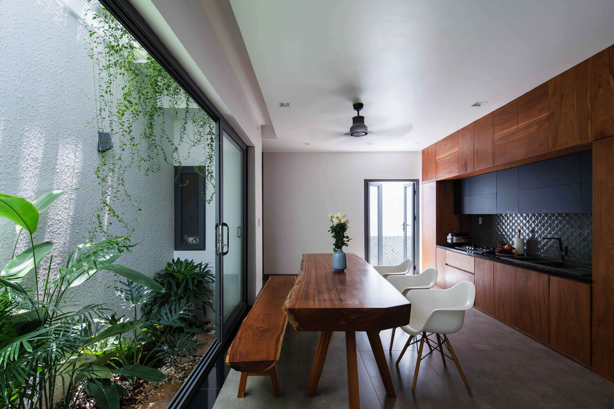 Ngôi nhà tận dụng tối đa không gian xanh yên tĩnh để gia chủ có thể gạt bỏ mọi mệt mỏi sau một ngày dài làm việc. Ảnh: Quang Trần