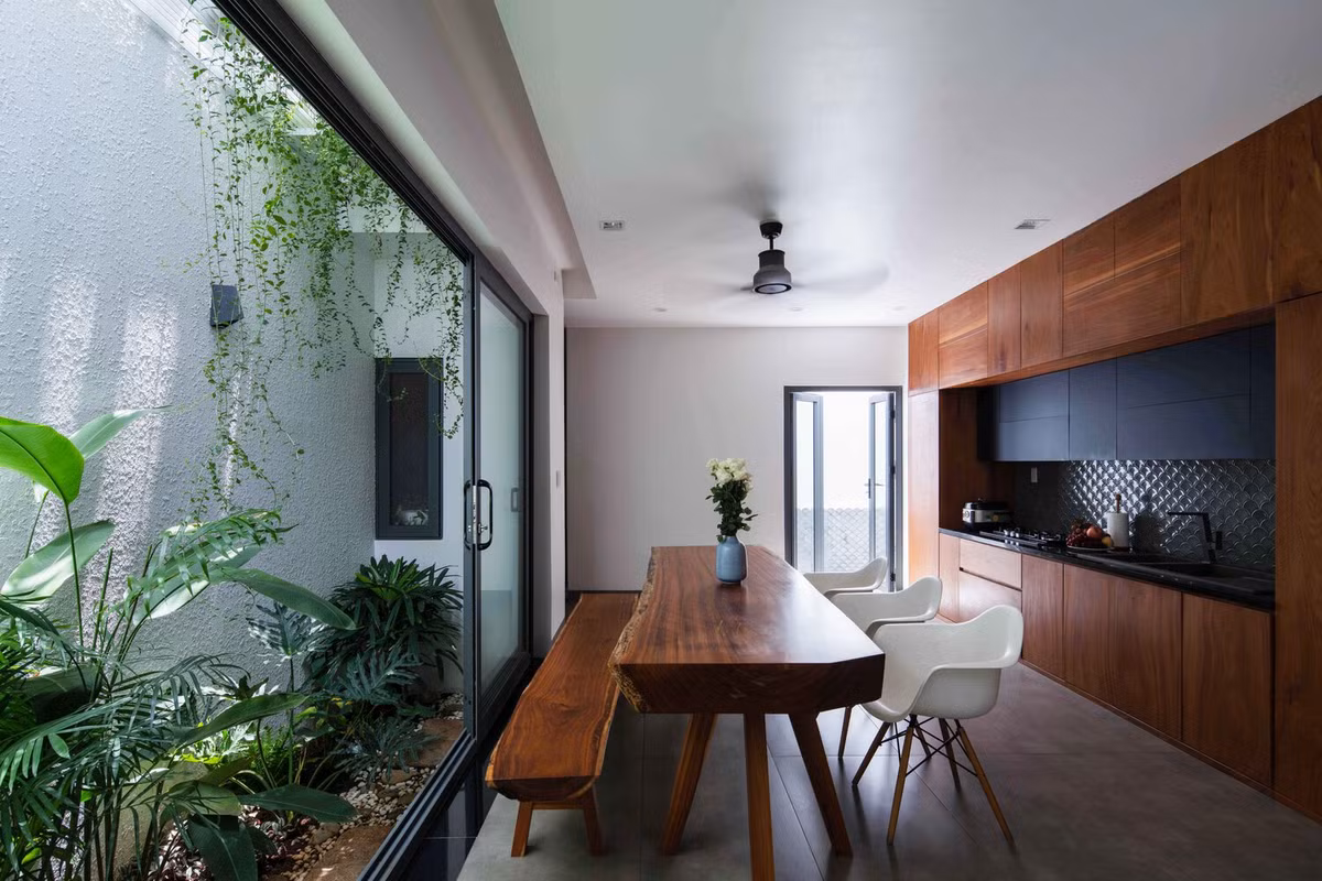 Ngôi nhà tận dụng tối đa không gian xanh yên tĩnh để gia chủ có thể gạt bỏ mọi mệt mỏi sau một ngày dài làm việc. Ảnh: Quang Trần