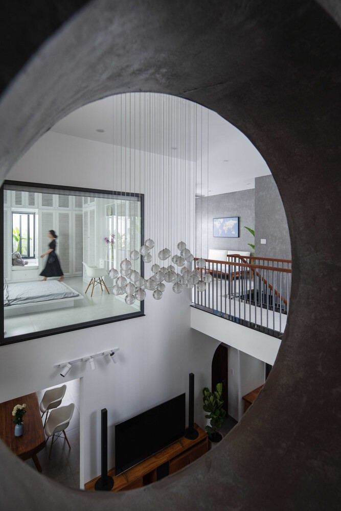 Tầng hai là phòng ngủ và phòng sinh hoạt chung và một khoảng thông tầng lớn ở giữa mang lại sự kết nối tốt hơn giữa các không gian. Ảnh: Quang Trần