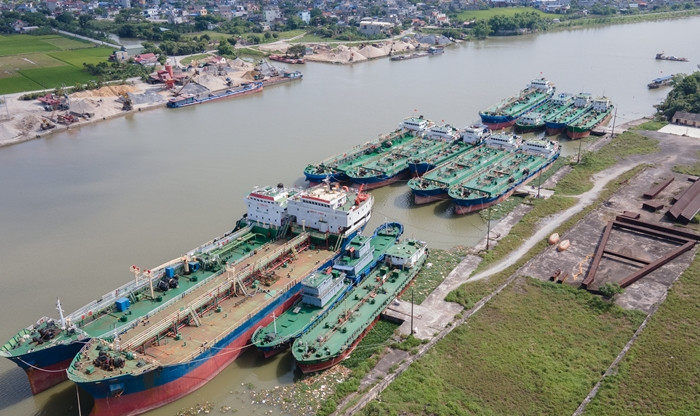 Nghề vận tải thủy tại làng Phú An phát triển từ những năm 1950. Đến nay, đội tàu trong làng có khoảng 400 phương tiện lớn nhỏ. Ảnh: Tiền phong