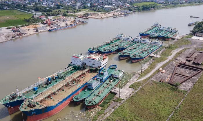 Nghề vận tải thủy tại làng Phú An phát triển từ những năm 1950. Đến nay, đội tàu trong làng có khoảng 400 phương tiện lớn nhỏ. Ảnh: Tiền phong