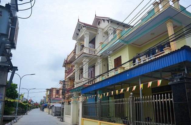Phần lớn người dân trong làng, kể cả nông dân, đều dư dả để chi tối thiểu 5 triệu/tháng cho bảo hiểm. Ảnh: Tiền phong