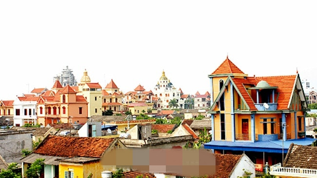 80% dân cư làng Phú An làm nghề vận tải. Phần lớn giá trị của cải của người dân nơi đây nằm ở những chiếc tàu thủy trị giá hàng trăm tỷ đồng. Ảnh: Tiền phong