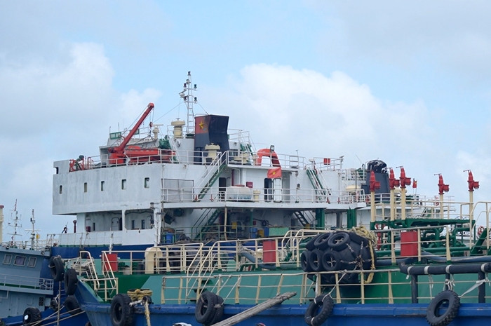 Trung bình, mỗi gia đình ở làng Phú An đều sở hữu 1 - 2 tàu vận tải. Ảnh: Tiền phong