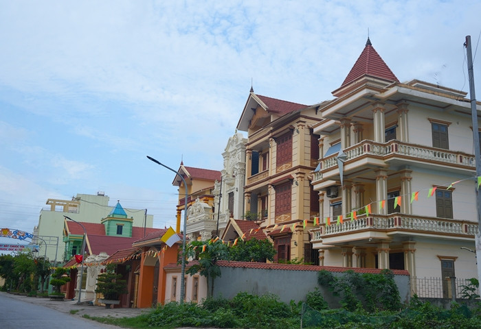 Biệt thự trong làng mang đủ kiểu kiến trúc từ mái vòm, mái cong, thiết kế cầu kỳ theo phong cách Châu Âu. Ảnh: Tiền phong