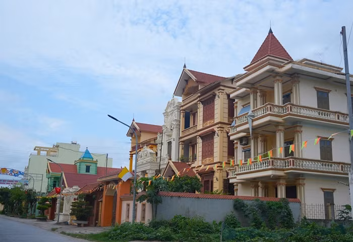 Biệt thự trong làng mang đủ kiểu kiến trúc từ mái vòm, mái cong, thiết kế cầu kỳ theo phong cách Châu Âu. Ảnh: Tiền phong
