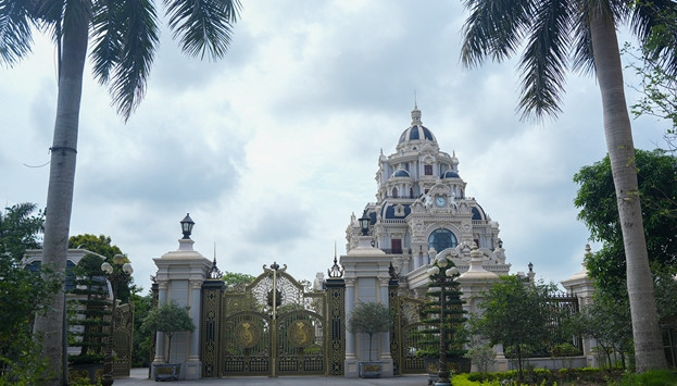 Nhiều người đến ngôi làng không khỏi choáng ngợp trước những lâu đài xa hoa, lộng lẫy tưởng như chỉ có trong phim điện ảnh. Ảnh: Tiền phong