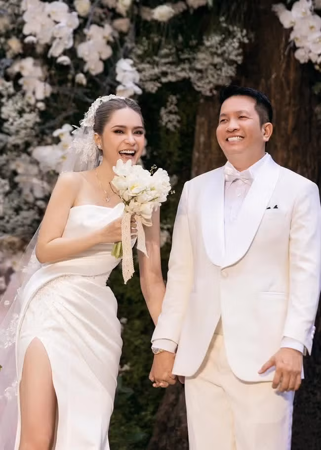 Thời điểm kết hôn, lễ cưới của cặp đôi có độ xa xỉ nức tiếng, giá trị lên tới 3 tỷ đồng. Đoàn Di Băng cũng hạnh phúc cho biết, khi kết hôn, cô được gia đình chồng tặng bộ quà cưới 2 tỷ và căn nhà trị giá 1 triệu USD. Ảnh: FBNV