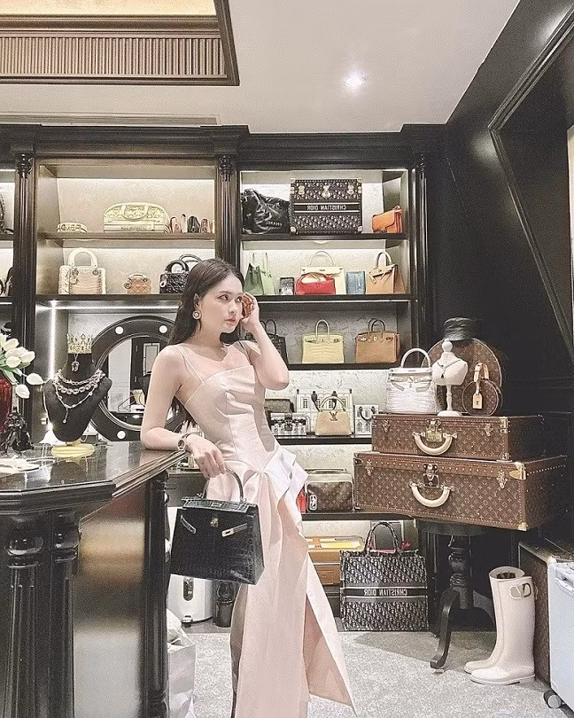 Độ giàu có của Đoàn Di Băng còn thể hiện ở kho túi xách hàng hiệu, tổng hợp mẫu mã của các thương hiệu xa xỉ hàng đầu như Hermes, Louis Vuitton, Dior... Ảnh: Báo quốc tế