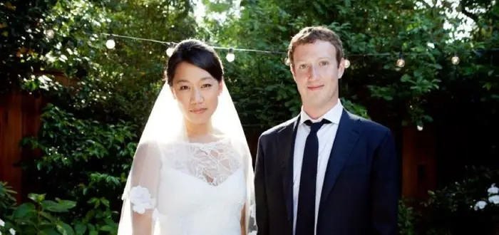 Vợ chồng Mark Zuckerberg sống khá giản dị. Khi đi hưởng tuần trăng mật ở Ý, cặp đôi có một kỳ nghỉ bình thường. Họ bị phát hiện dùng bữa tại McDonald's khi ở nước ngoài. Ảnh: BI