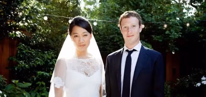 Vợ chồng Mark Zuckerberg sống khá giản dị. Khi đi hưởng tuần trăng mật ở Ý, cặp đôi có một kỳ nghỉ bình thường. Họ bị phát hiện dùng bữa tại McDonald's khi ở nước ngoài. Ảnh: BI