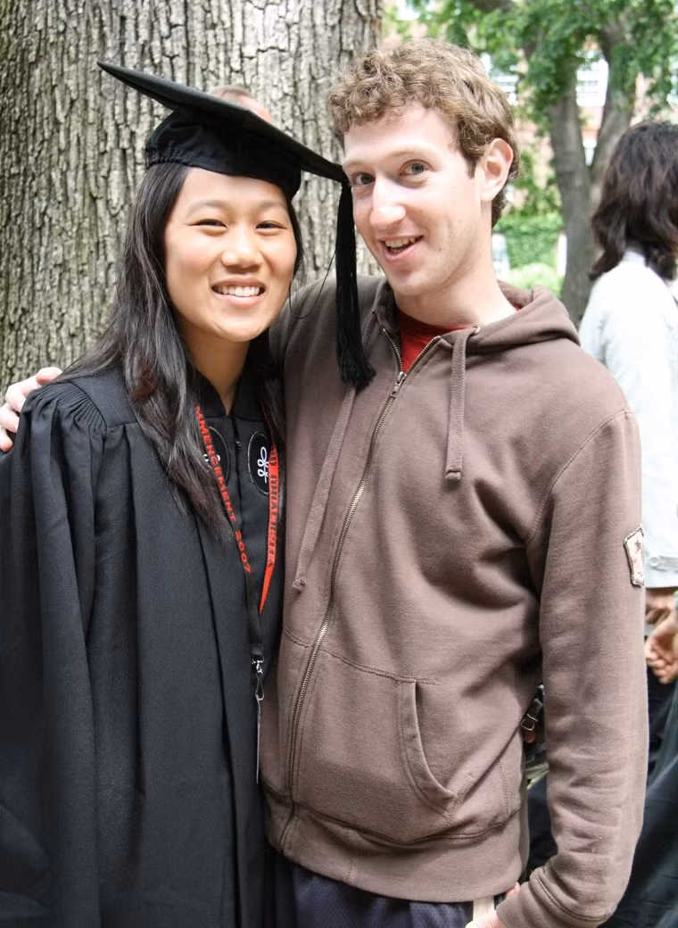 Ấn tượng ban đầu của Priscilla Chan về Mark Zuckerberg là anh chàng đam mê khoa học và có phần ngốc ngếch. Cuộc gặp gỡ đầu tiên của hai người là một điều gì đó khó quên và khá thú vị. Ảnh: Today Shoư