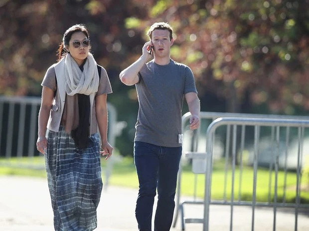 Sau đó, hai sinh viên Harvard bắt đầu hẹn hò với nhau. Sau đó, Mark Zuckerberg bỏ học vào năm 2005, chuyển đến Palo Alto, California để điều hành công ty của riêng mình, còn Priscilla vẫn tiếp tục việc học và tốt nghiệp Harvard vào năm 2007. Ảnh: BI