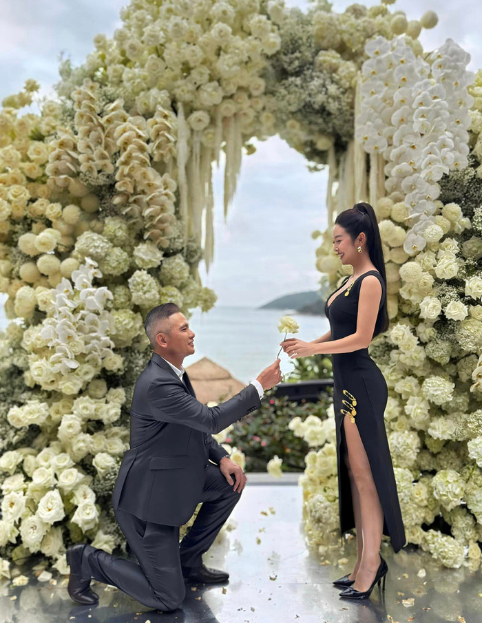 Mới đây, trên trang cá nhân, Jennifer Phạm chia sẻ khoảnh khắc ngọt ngào khi được ông xã quỳ gối tặng hoa ngỡ như màn cầu hôn năm xưa. Trải qua nhiều năm tháng song tình yêu của cặp đôi ngày càng mặn nồng, gắn kết khiến khán giả ngưỡng mộ.