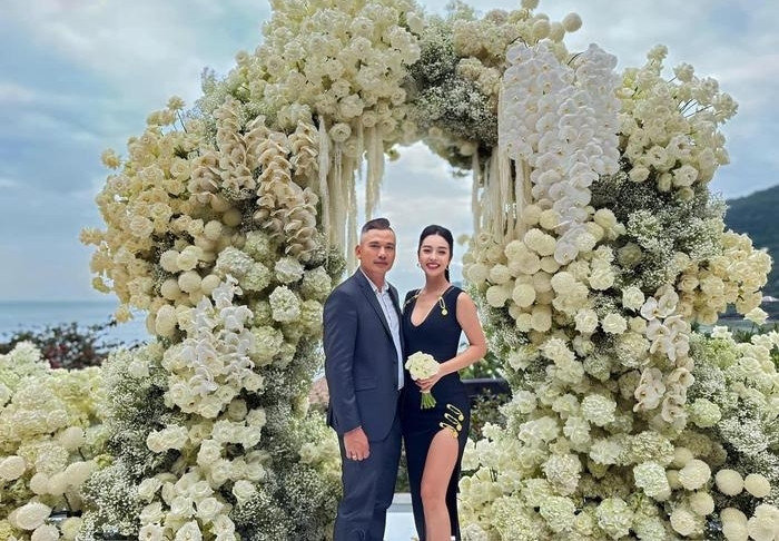 Jennifer Phạm đăng quang Hoa hậu Châu Á tại Mỹ năm 2006. Sau khi chia tay ca sĩ Quang Dũng, Jennifer Phạm tái hôn với doanh nhân Đức Hải.