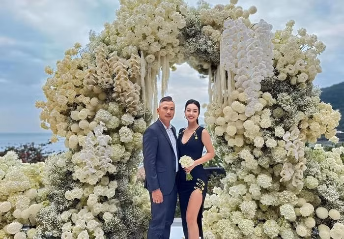 Jennifer Phạm đăng quang Hoa hậu Châu Á tại Mỹ năm 2006. Sau khi chia tay ca sĩ Quang Dũng, Jennifer Phạm tái hôn với doanh nhân Đức Hải.