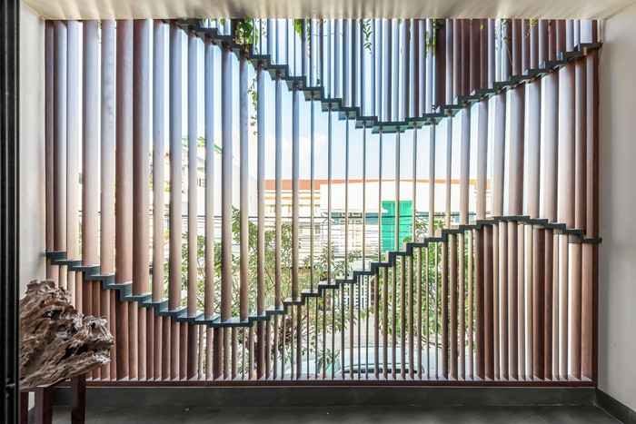 Hệ thống khung gồm nhiều thanh nhôm mỏng dẹt, có thể xoay quanh trục 360 độ, được dùng linh hoạt trong nhiều tình huống khác nhau.