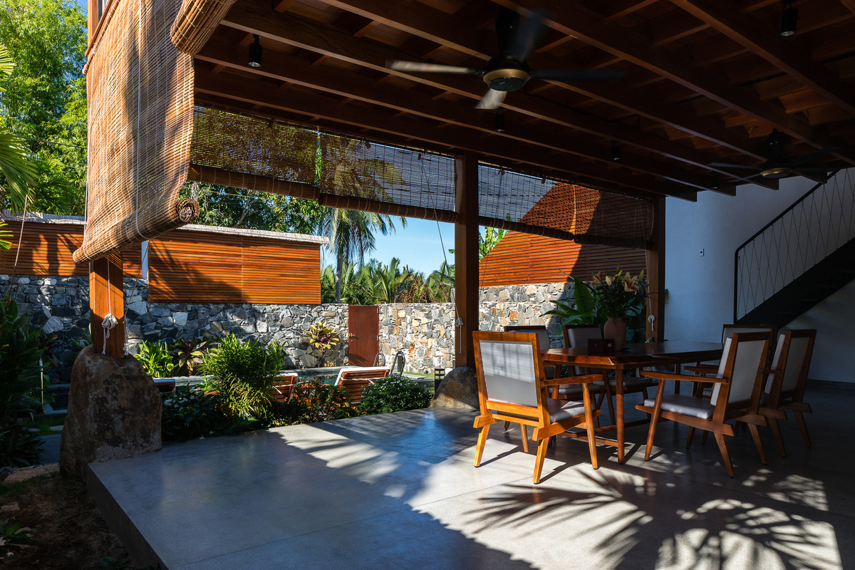 Khu vực sinh hoạt được bố trí ở bên ngoài trong khi không gian bên trong được dành để nghỉ ngơi.