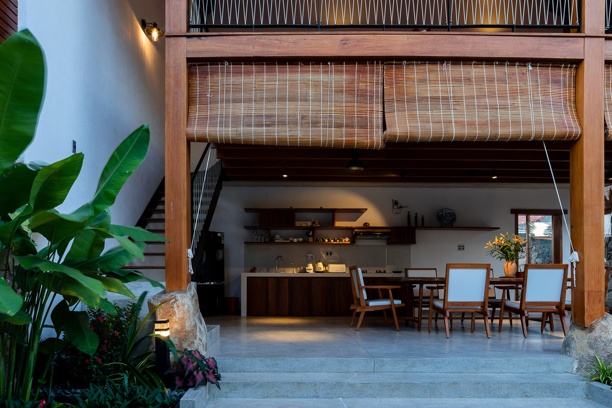 Để tận dụng hiệu quả cảnh quan xung quanh, kiến trúc sư thiết kế tối giản các bức tường nhằm tối đa hóa góc rộng. Mọi công năng đều được bố trí theo chiều dọc, giúp tầng trệt thông thoáng, dễ dàng di chuyển trong trường hợp mực nước dâng cao vào mùa mưa lớn.