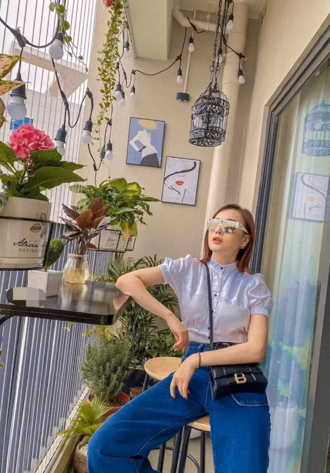 Phương Oanh còn bố trí bàn, ghế, treo tranh tường và giăng đèn trông cực "chill" để thư giãn sau những ngày làm việc mệt mỏi.