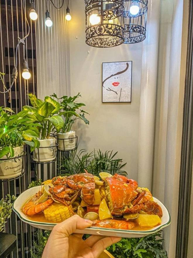 Góc ban công xanh với nhiều cây tươi tốt được nữ diễn viên dùng làm "nền" cho các món ăn hấp dẫn.