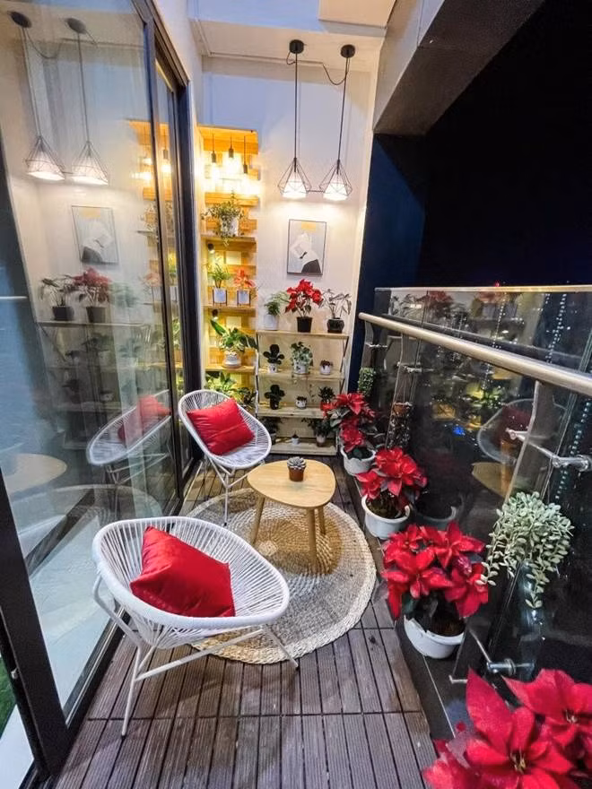 Khi chưa lấy chồng, Phương Oanh trồng rất nhiều hoa ngoài ban công, trở thành một góc "sống ảo" rực rỡ.