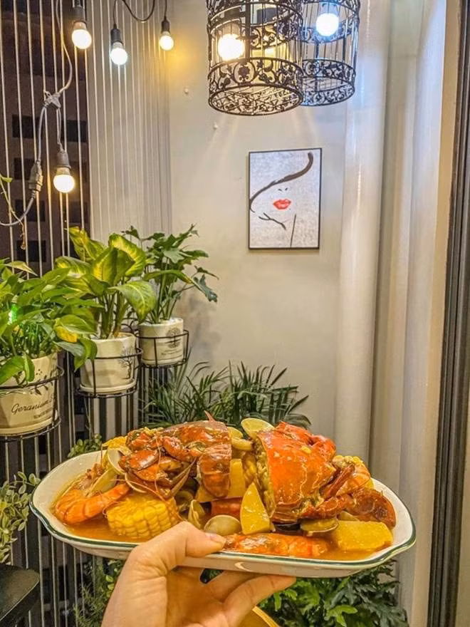 Góc ban công xanh với nhiều cây tươi tốt được nữ diễn viên dùng làm "nền" cho các món ăn hấp dẫn.