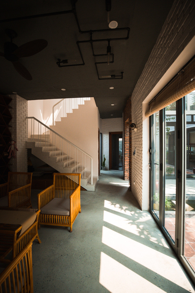 Các không gian riêng tư như phòng ngủ, phòng tắm được tách biệt khỏi không gian chung như bếp, phòng ăn.